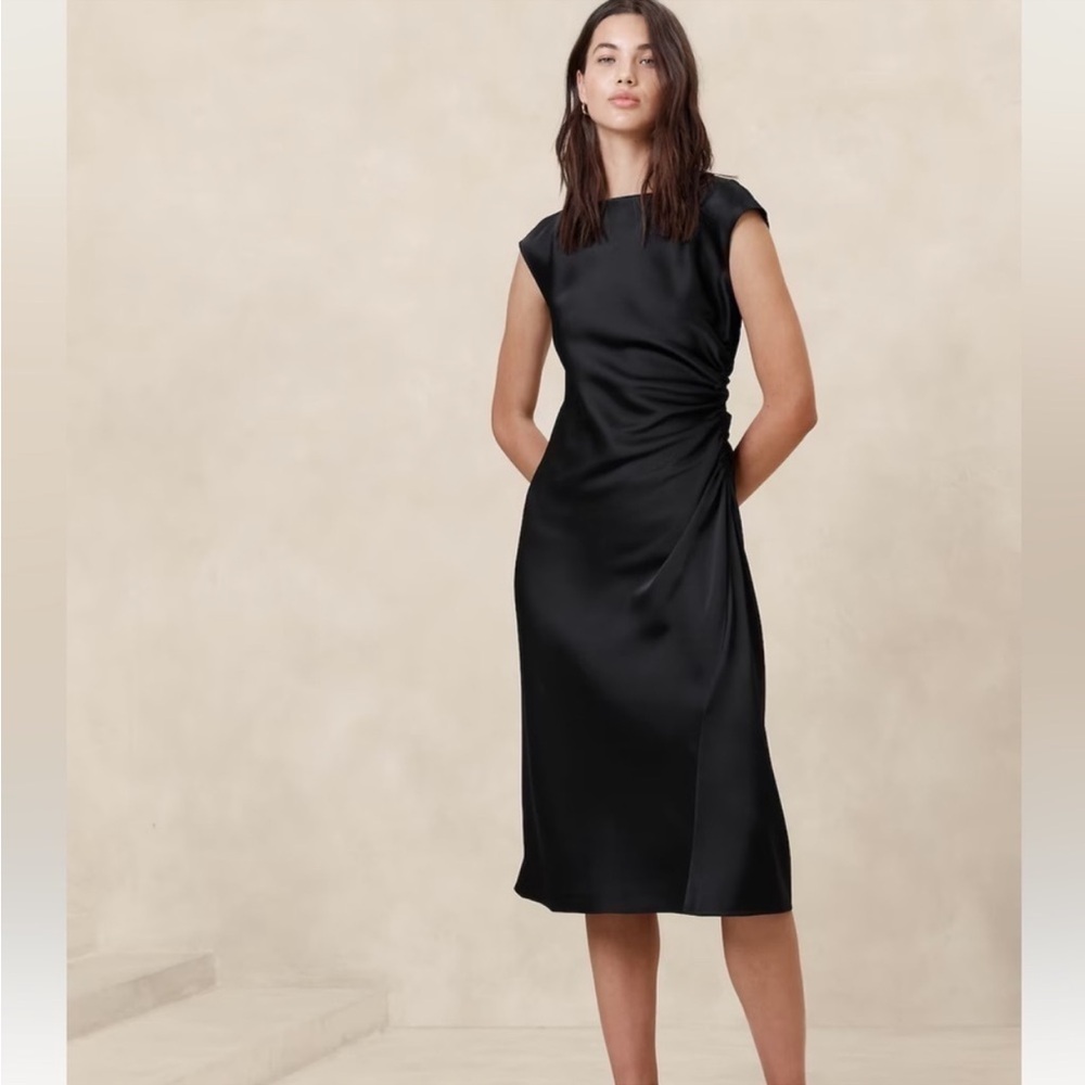 Banana Republic SHIRRED-SIDE
SATIN MIDI DRESS